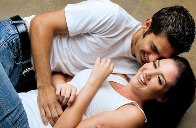 Erkak qizga tegib hayajonlanadi